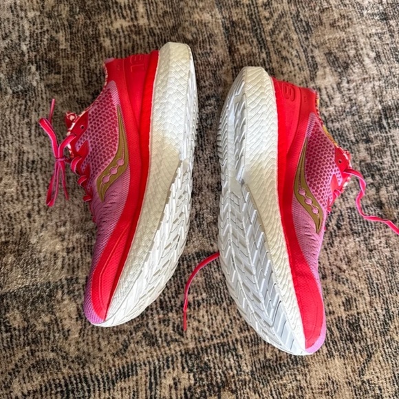 Saucony Women’s Triumph 18 'Galentine's Day' Hot Pink/Red
size 8.5 - Picture 6 of 12